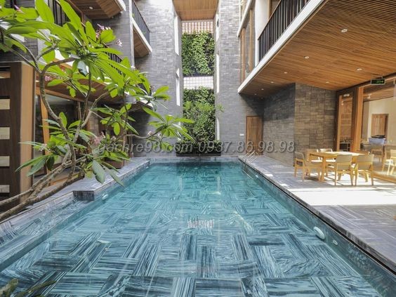 Đá sọc dưa lát bể bơi với các vân đá sọc tạo nên điểm nhấn cho hồ bơi Đá sọc dưa lát bể bơi