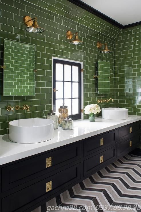 Gạch thẻ màu xanh lá đậm ốp tường toilet