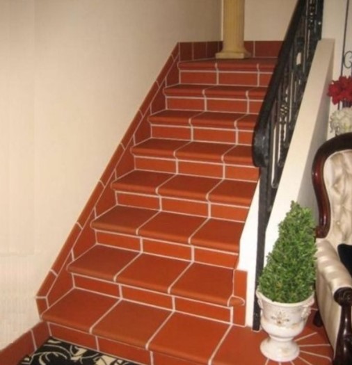 Gạch gốm đỏ sử dụng ốp lát cầu thang