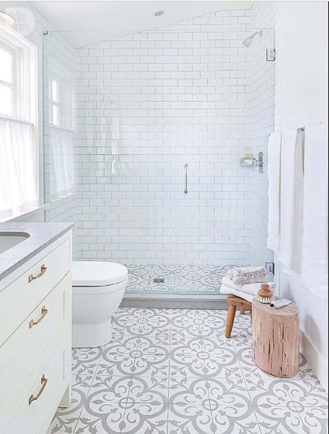 Patterned bathroom floor tiles